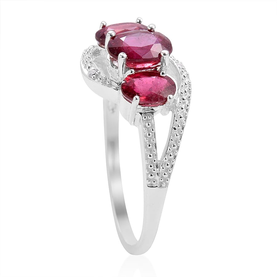 Niassa Ruby (FF) (Ovl 1.10 Ct), Diamond Ring in Sterling Silver (Size 10.0) 2.59 ctw