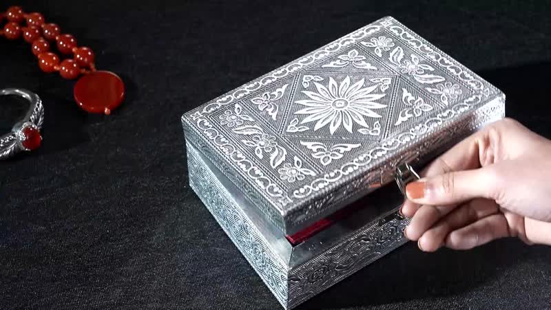 Aluminum Oxidized Maple Leaf Pattern Jewelry Box with Tray (7x5 in)
