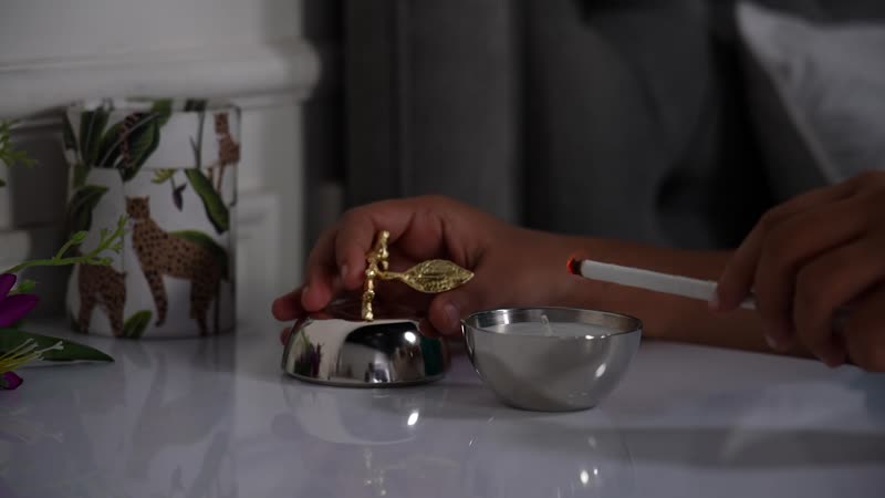 1 Wick Vanilla Scented Silvertone & Goldtone Metallic Apple Candle