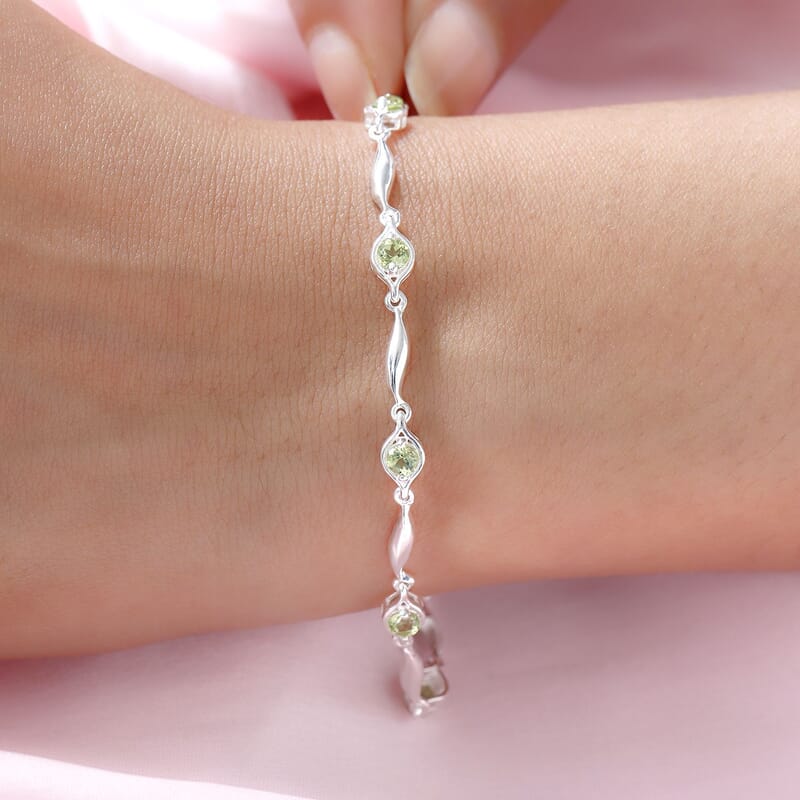 D'Joy Hebei Peridot 1.00 ctw Station Bracelet in Sterling Silver (7.25 In)