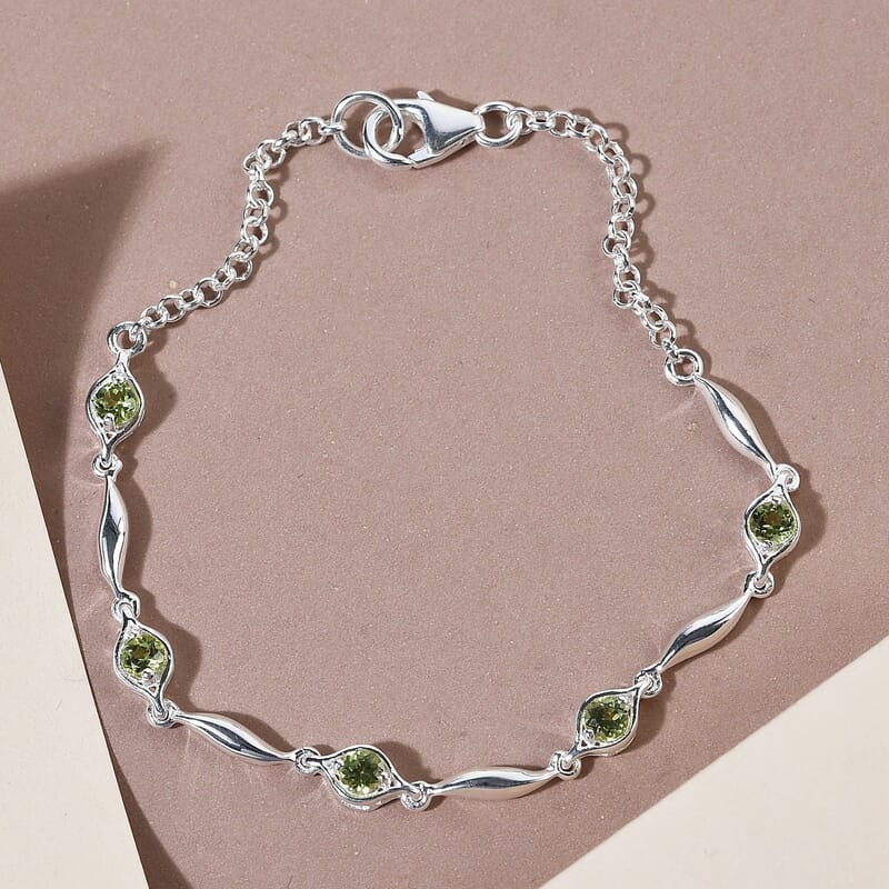 D'Joy Hebei Peridot 1.00 ctw Station Bracelet in Sterling Silver (7.25 In)