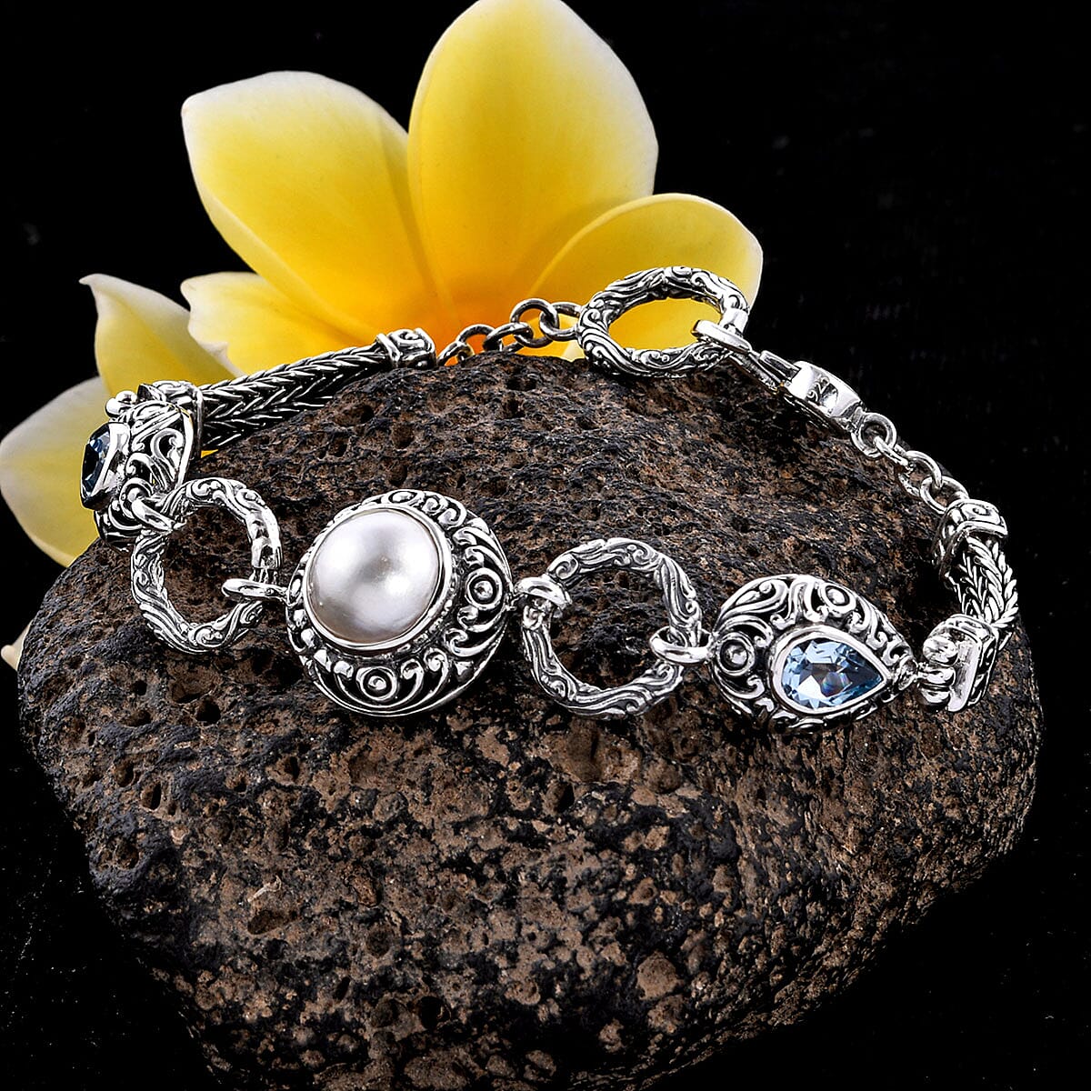 BALI LEGACY Mabe Pearl and Blue Topaz Bracelet in Sterling Silver (7.50 In) 20.75 Grams 2.40 ctw image number 1