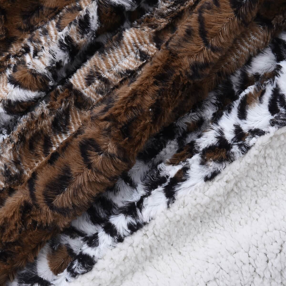 Homesmart Faux Fur Sherpa Blanket- Leopard image number 3