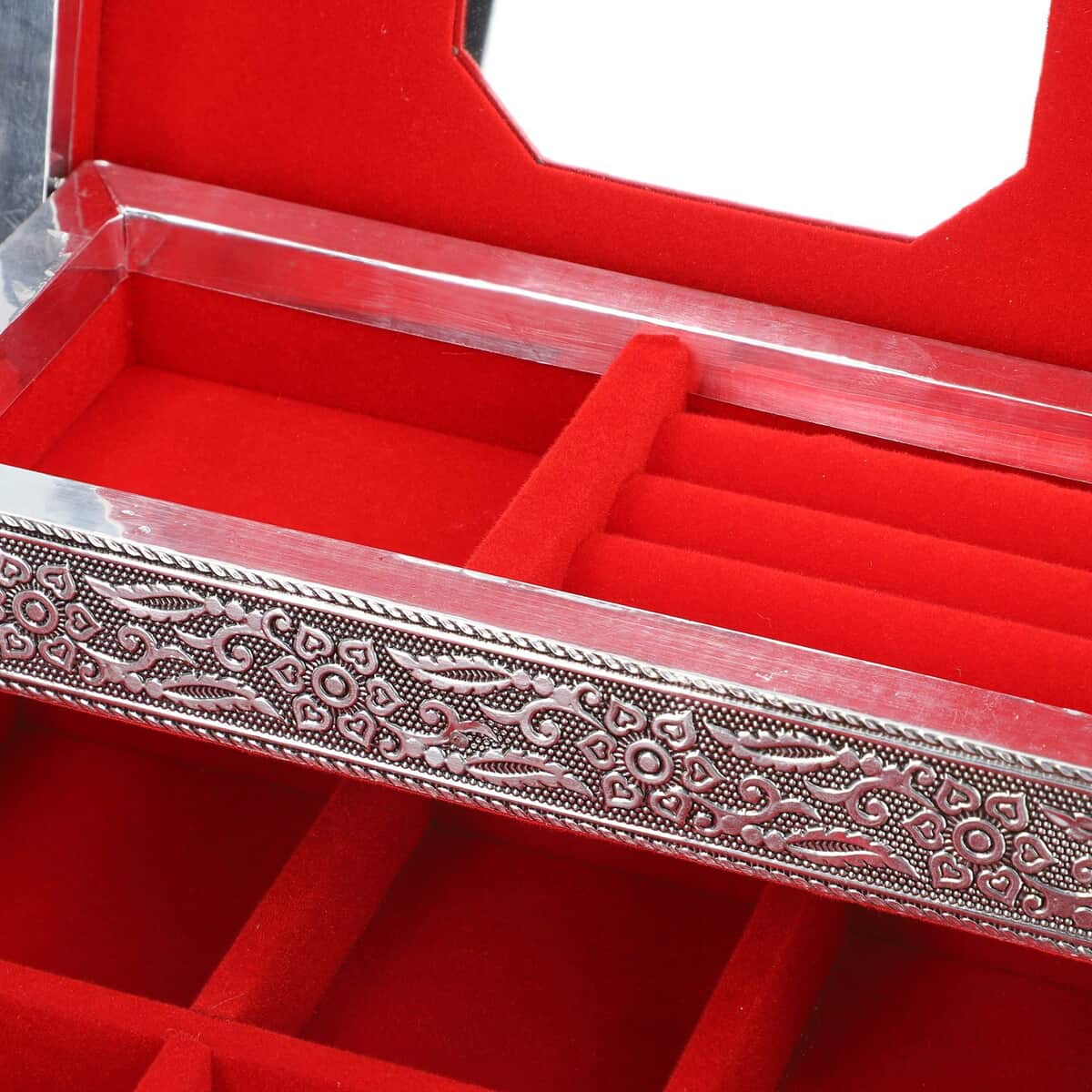 Aluminium Oxidized Elephant Family Embossed Movable Tray Jewelry Box image number 5