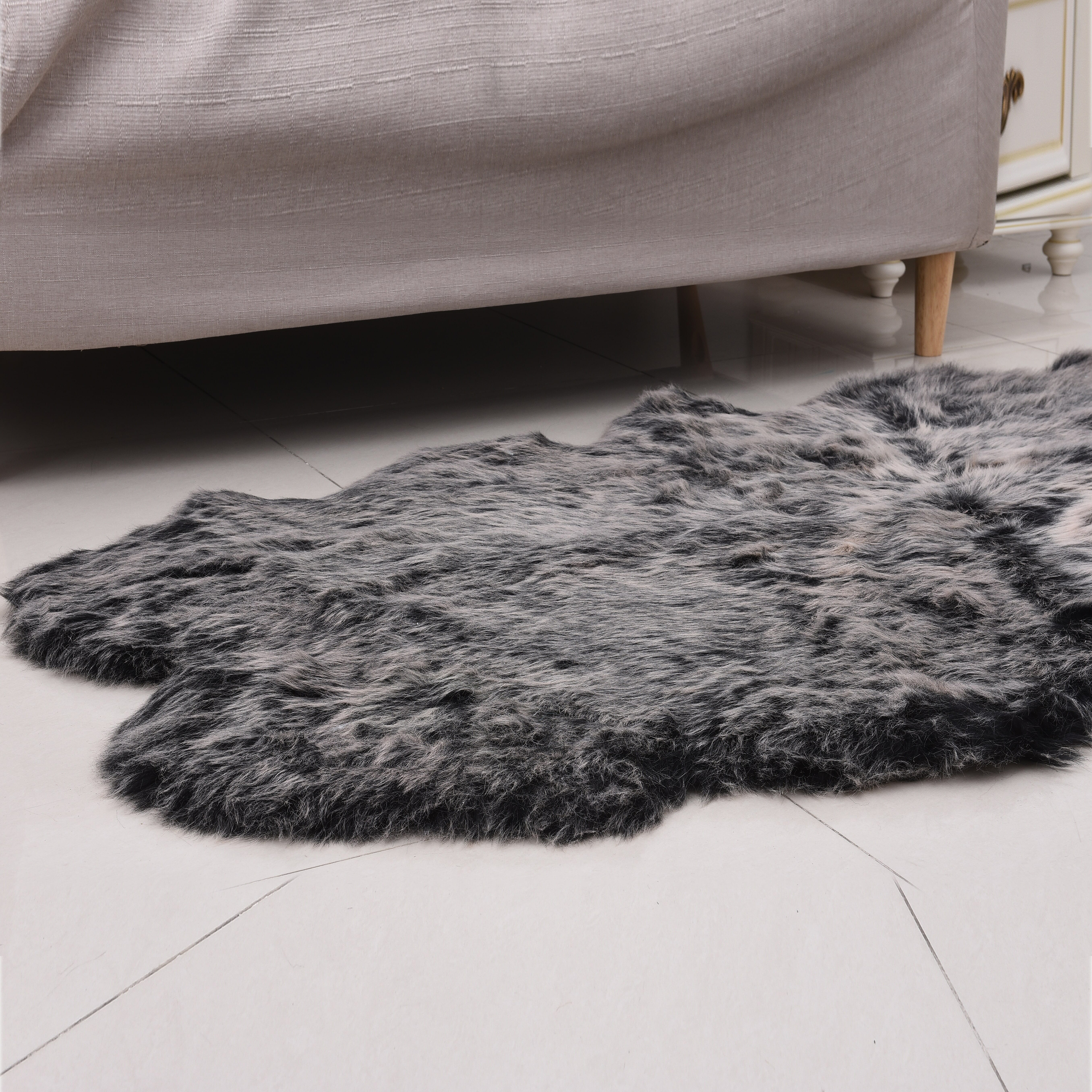 Homesmart Black and White Tip Faux Fur Rug (70x40, Acrylic)
