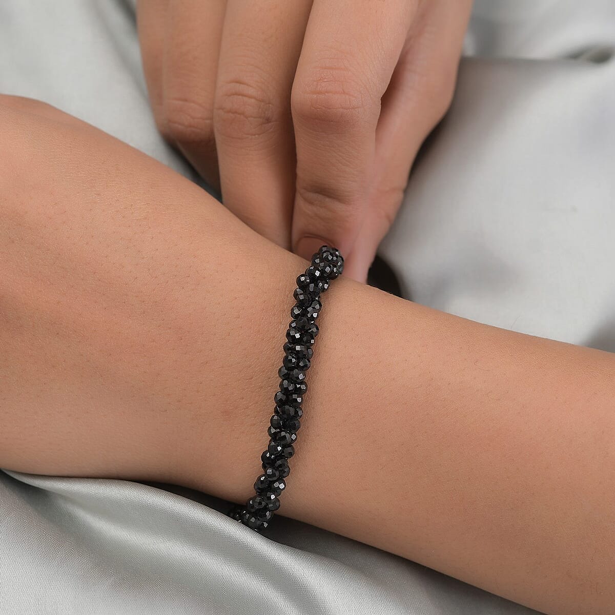 Ankur Treasure Chest Thai Black Spinel Twisted Beaded Bracelet in Sterling Silver (7.25 In) 45.00 ctw image number 2