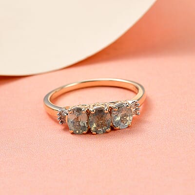 Luxoro AAA Narsipatnam Alexandrite and G-H I3 Diamond 1.30 ctw Accent Ring in 14K Yellow Gold (Size 6.0)