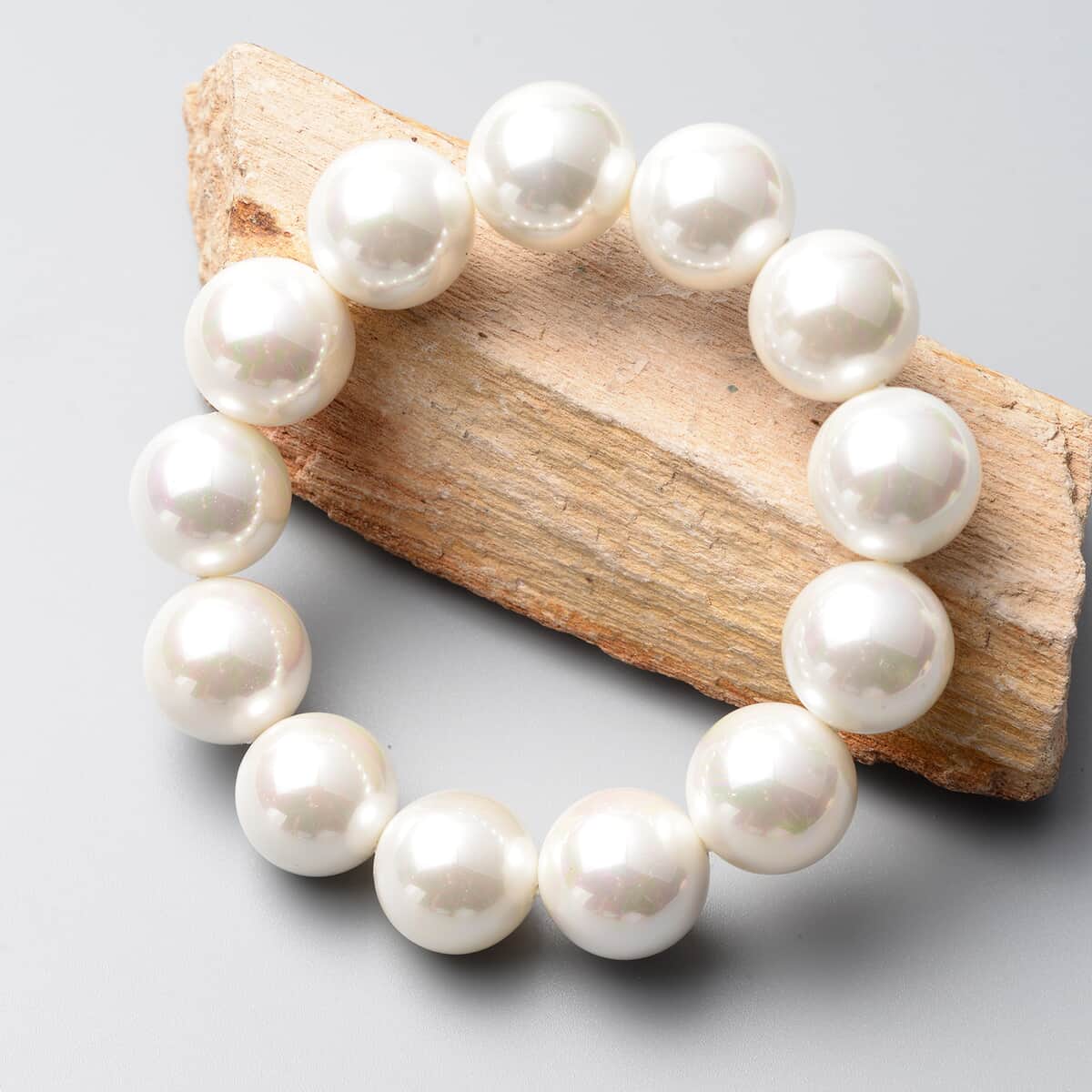 08 July TLV White Shell Pearl Bracelet (6.50 In) 415.00 ctw image number 1