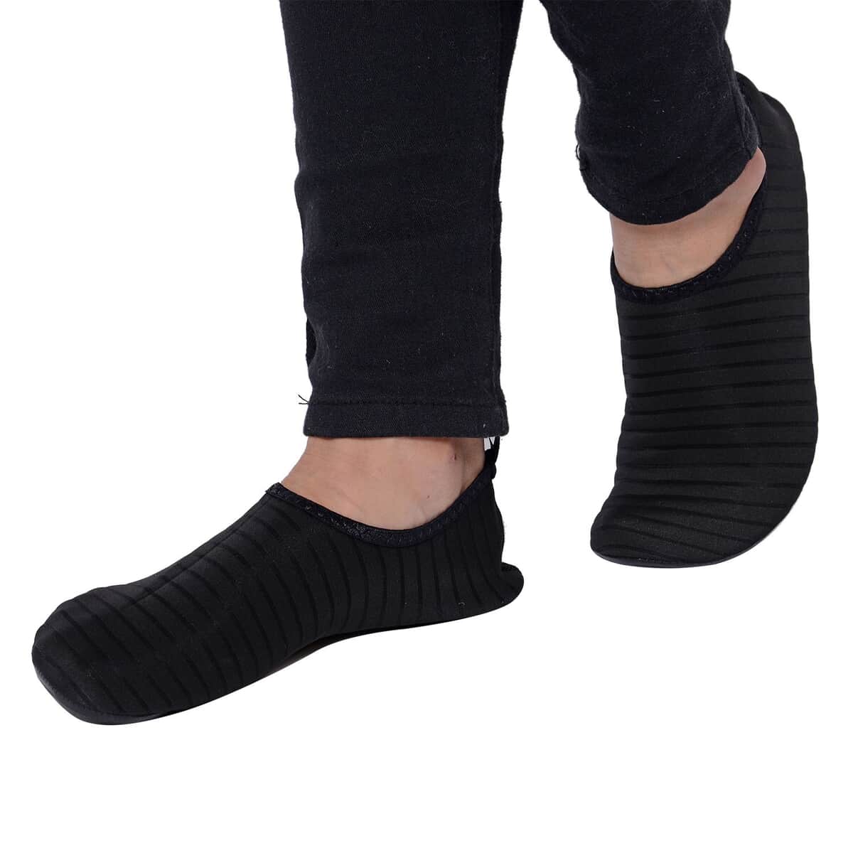 Black Women's and Men's Water Shoes Barefoot Quick-Dry Aqua Socks image number 2