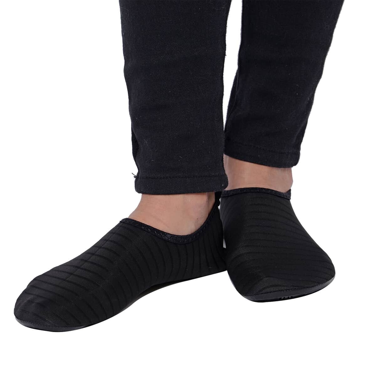 Black Women's and Men's Water Shoes Barefoot Quick-Dry Aqua Socks image number 0
