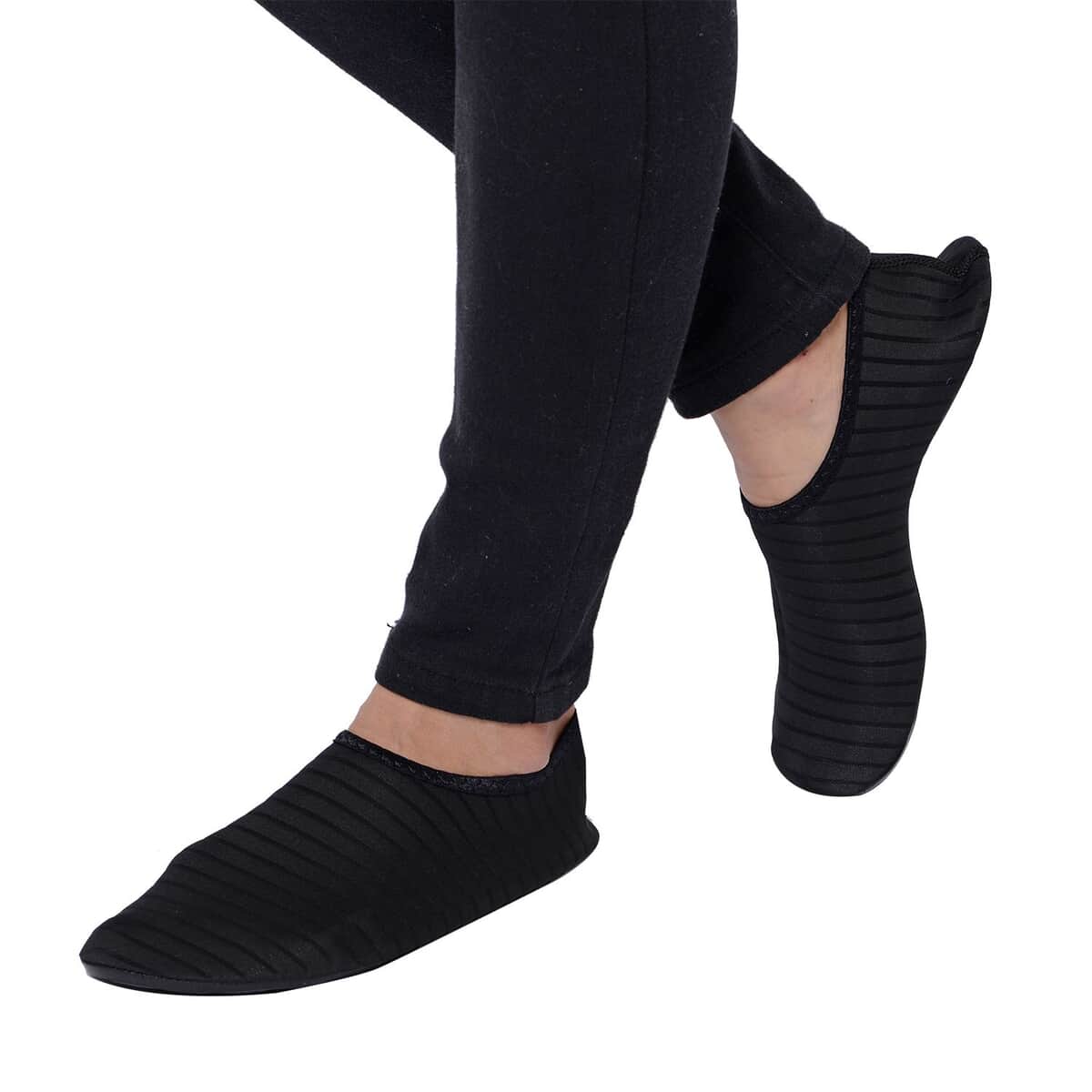 Black Women's and Men's Water Shoes Barefoot Quick-Dry Aqua Socks image number 1