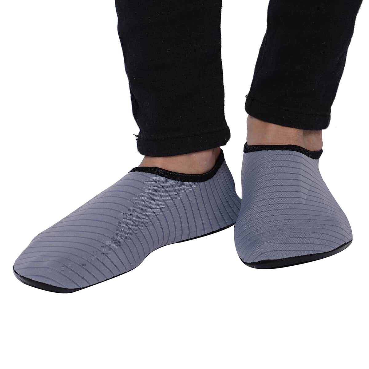 Gray Women's and Men's Water Shoes Barefoot Quick-Dry Aqua Socks (9-10) image number 0