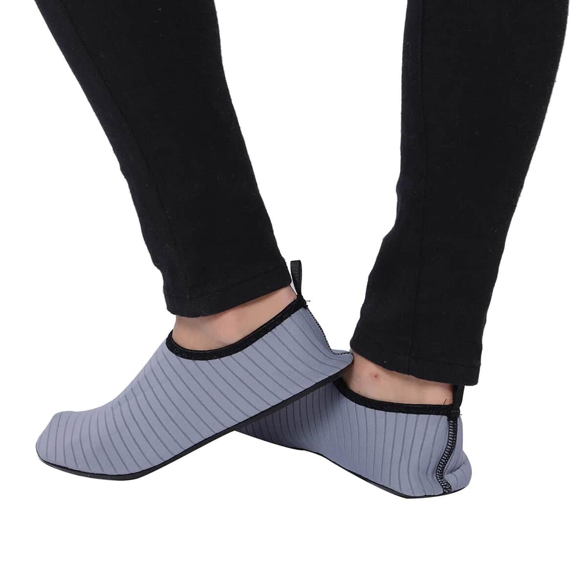 Gray Women's and Men's Water Shoes Barefoot Quick-Dry Aqua Socks (9-10) image number 3