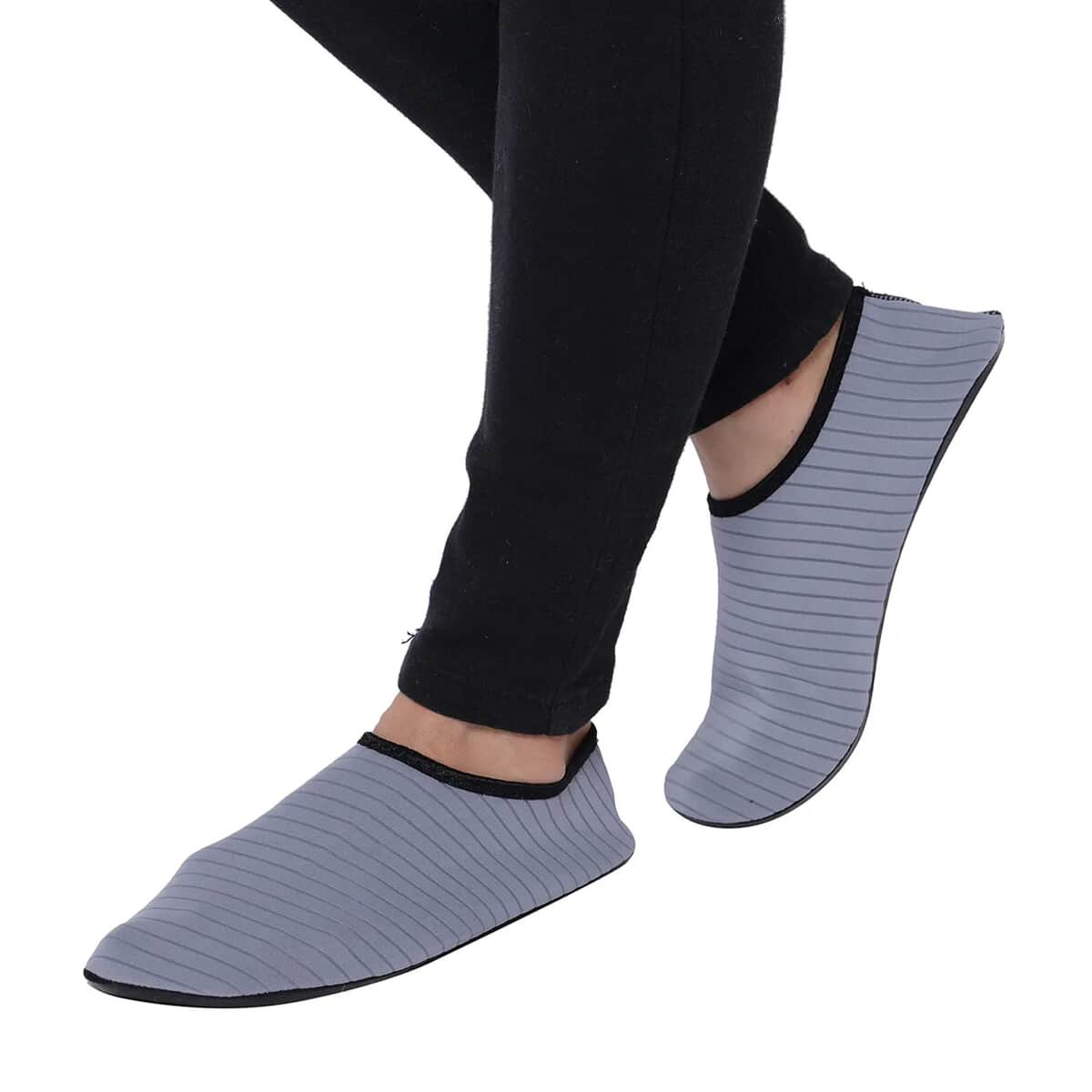 Gray Women's and Men's Water Shoes Barefoot Quick-Dry Aqua Socks (9-10) image number 4