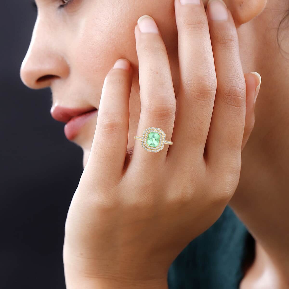 Iliana 18K Yellow Gold AAA Boyaca Colombian Emerald and G-H SI Diamond Ring (Size 8.0) 7.70 Grams 3.40 ctw image number 2