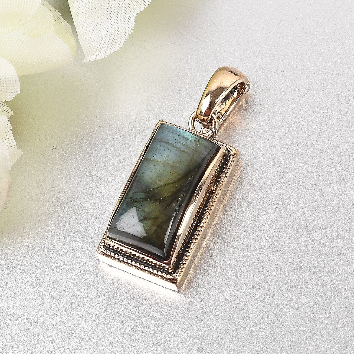Malagasy Labradorite Solitaire Pendant in Copper with Magnet 12.35 ctw