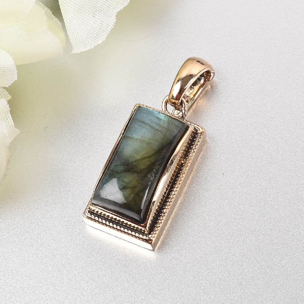 Malagasy Labradorite Solitaire Pendant in Copper with Magnet 12.35 ctw image number 1