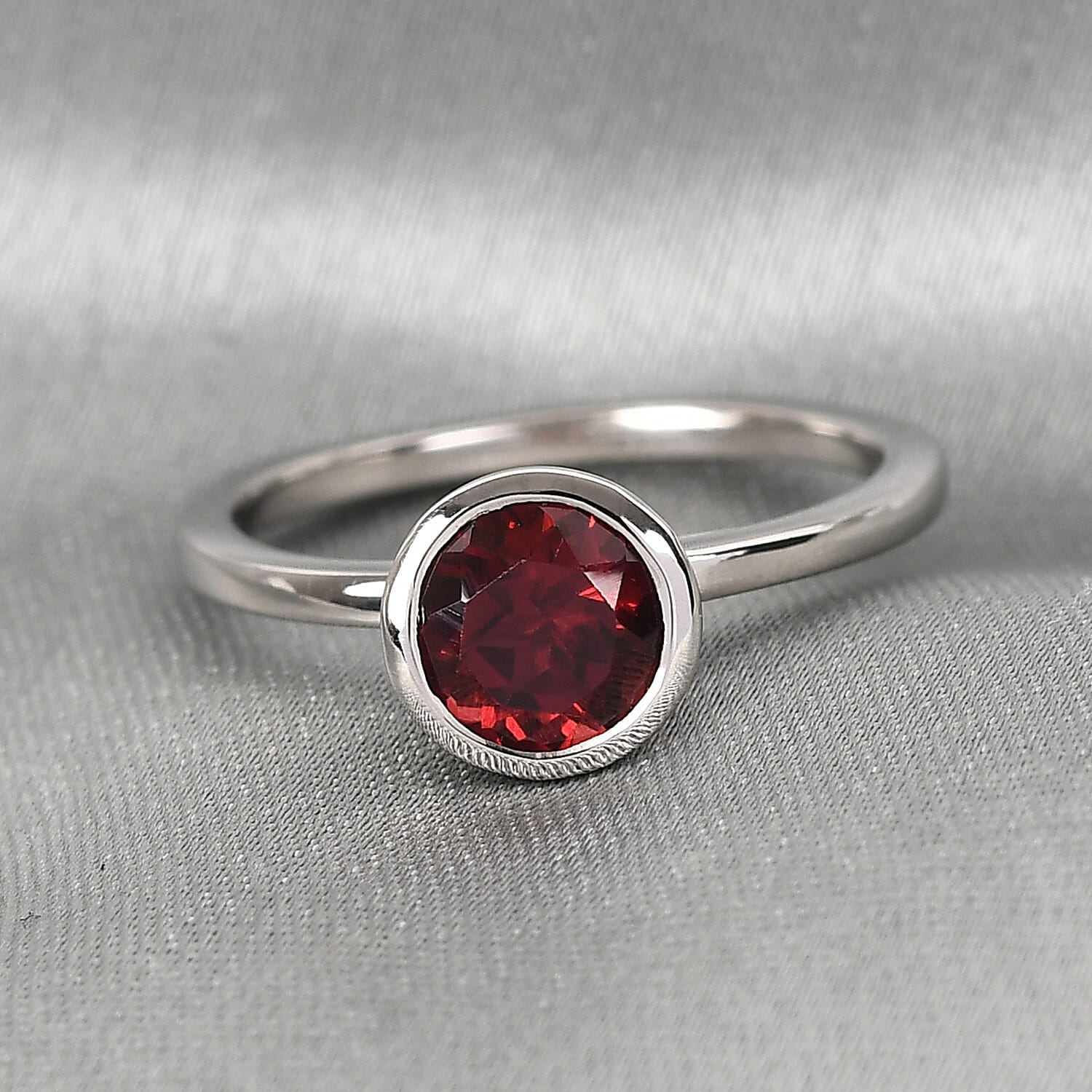 Mozambique Garnet Solitaire Ring in Platinum Over Sterling Silver (Size 8.0) 1.00 ctw