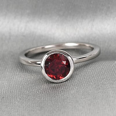 Mozambique Garnet Solitaire Ring in Platinum Over Sterling Silver (Size 8.0) 1.00 ctw