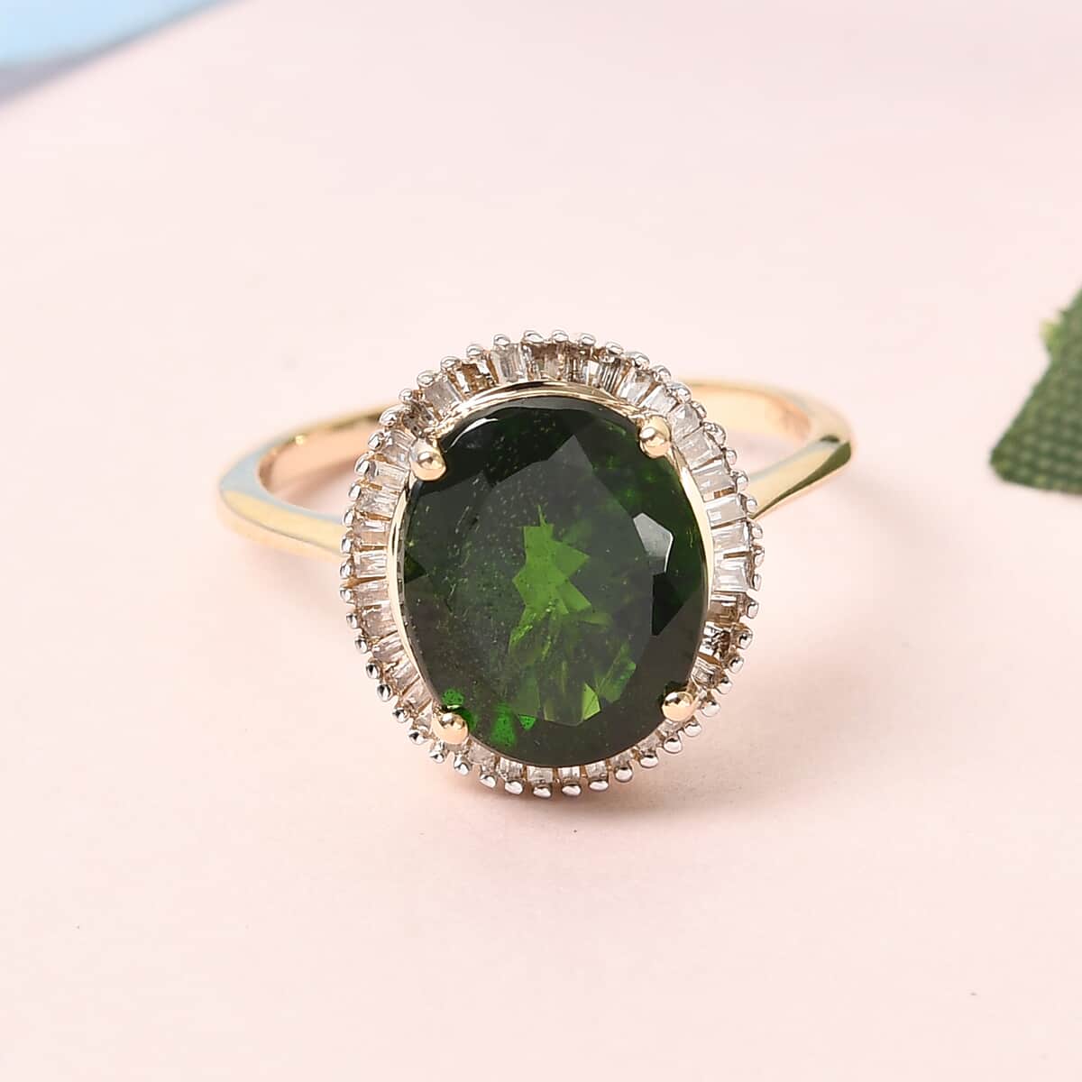 LUXORO 10K Yellow Gold Premium Natural Chrome Diopside and Diamond Halo Ring (Size 7.0) 2.35 Grams 3.75 ctw image number 1