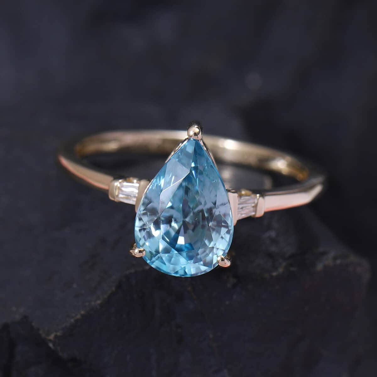 Luxoro 10K Yellow Gold Premium Ratanakiri Blue Zircon and Diamond Ring (Size 9.0) 2.90 ctw image number 1