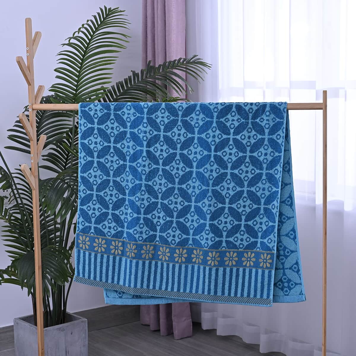 Light Blue 90% Cotton and 10% Polyester Comfortable Bath Towel image number 1