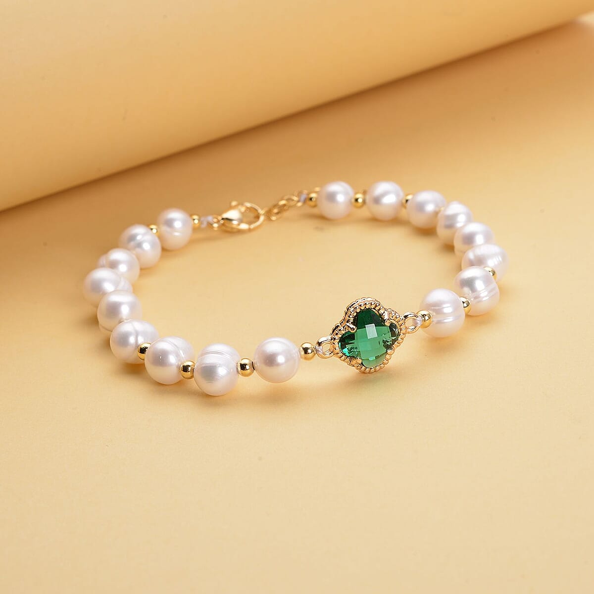 Simulated Emerald and White Freshwater Pearl Bracelet With Four Clover Leaf Charm in Goldtone Lobster Clasp (7.5-9.5-In) image number 1