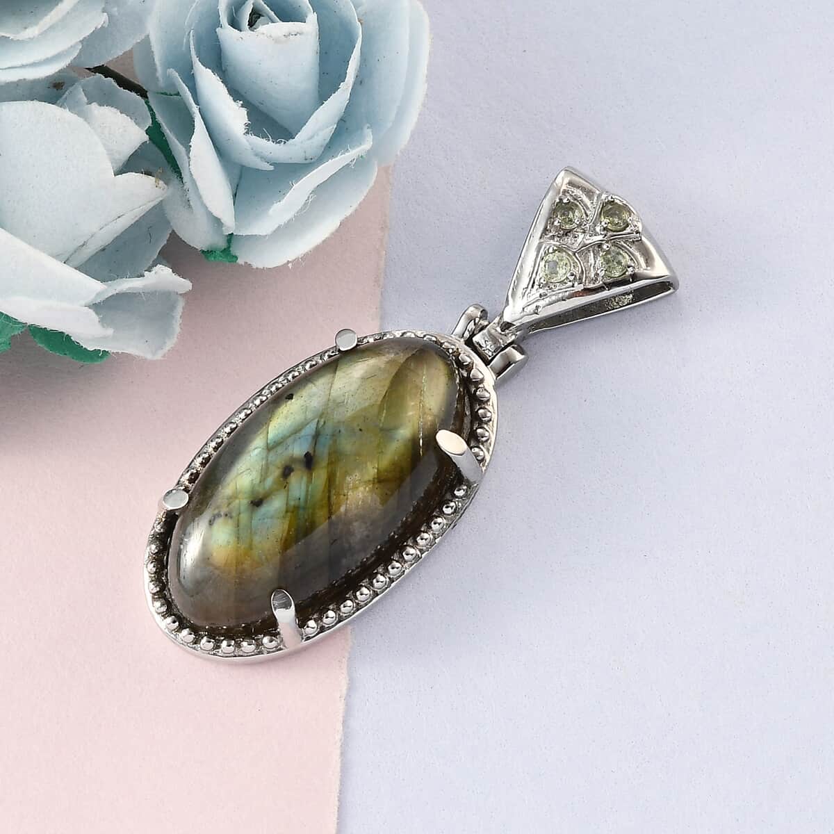 Malagasy Labradorite and Peridot Solitaire Pendant in Stainless Steel 10.25 ctw image number 1
