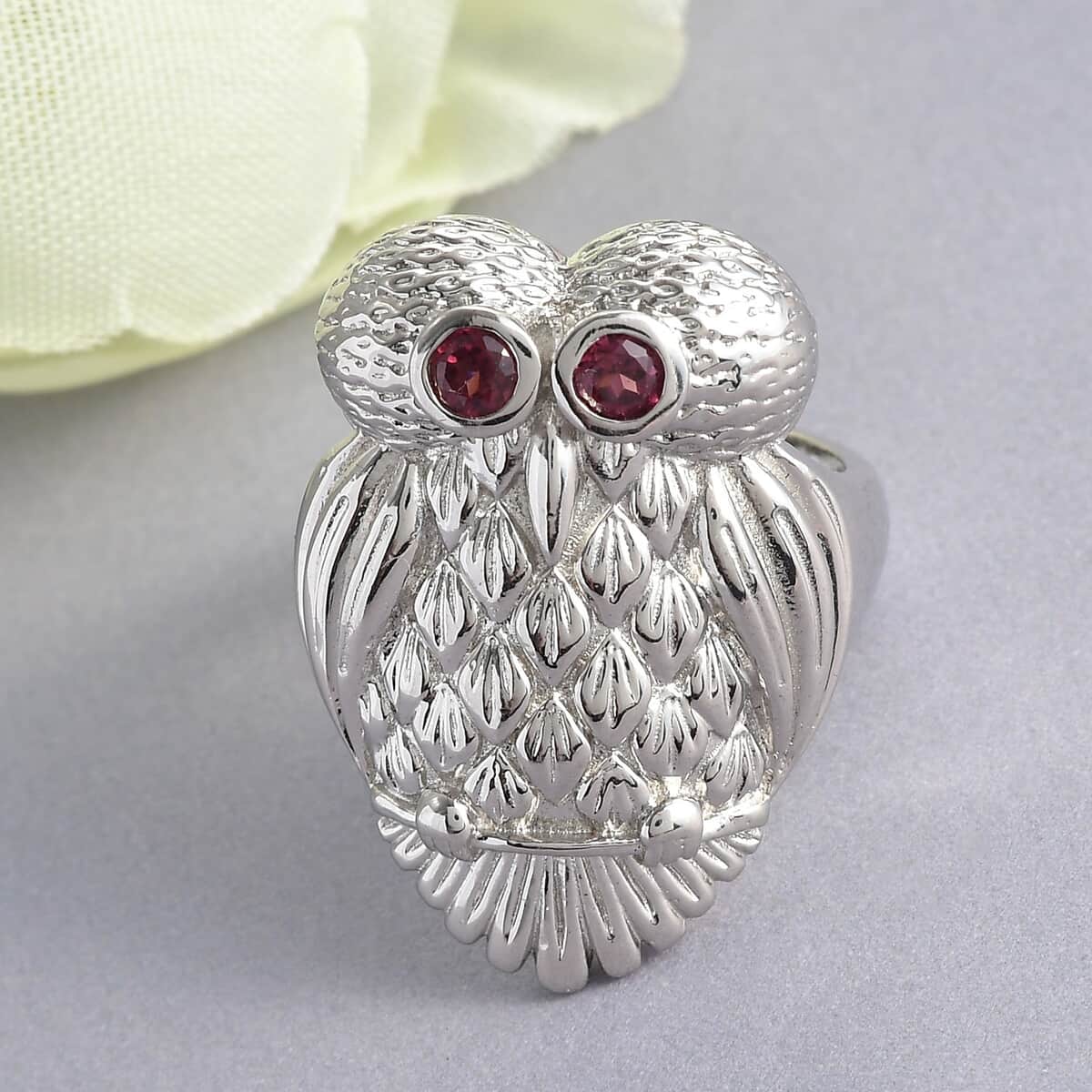 Orissa Rhodolite Garnet Owl Ring in Platinum Over Copper (Size 7.0) 0.30 ctw image number 1