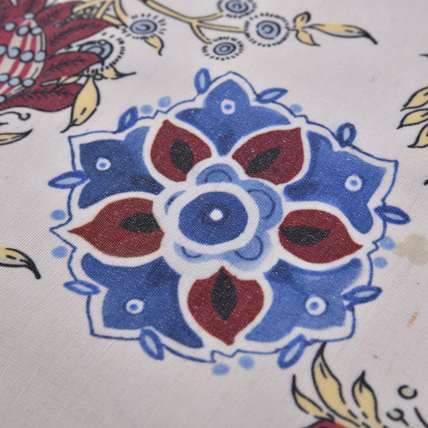 Homesmart Set of 4 Placemats and Table Runner For 4 Seater Dinning Table, 4 Washable Wrinkle Resistant Placemats  and Table Runner - Floral Pattern