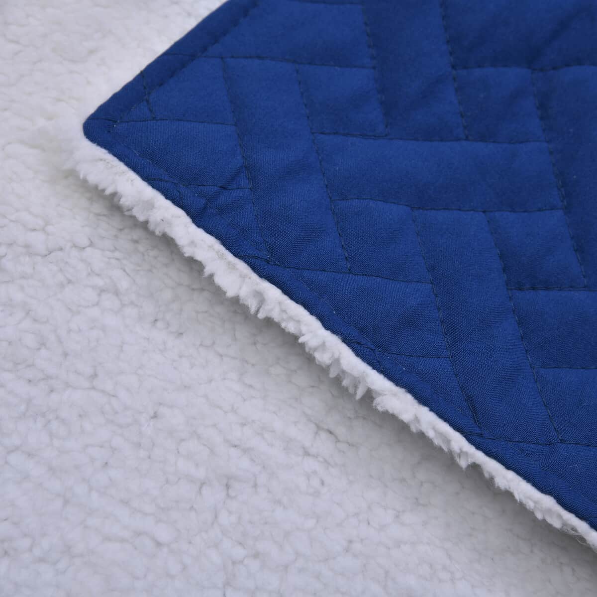 Homesmart Navy Solid Sherpa and Microfiber Quilt (Queen) and Set of 2 Shams image number 4