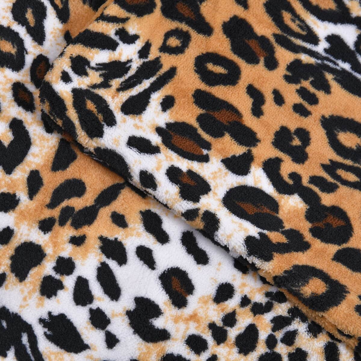 Homesmart Brown Color Leopard Pattern Microfiber Coral Fleece Blanket with 2 Cushion Covers , Microfiber Blanket Set , Soft Throw Blanket , Bedding Set , Comforter Sets image number 4