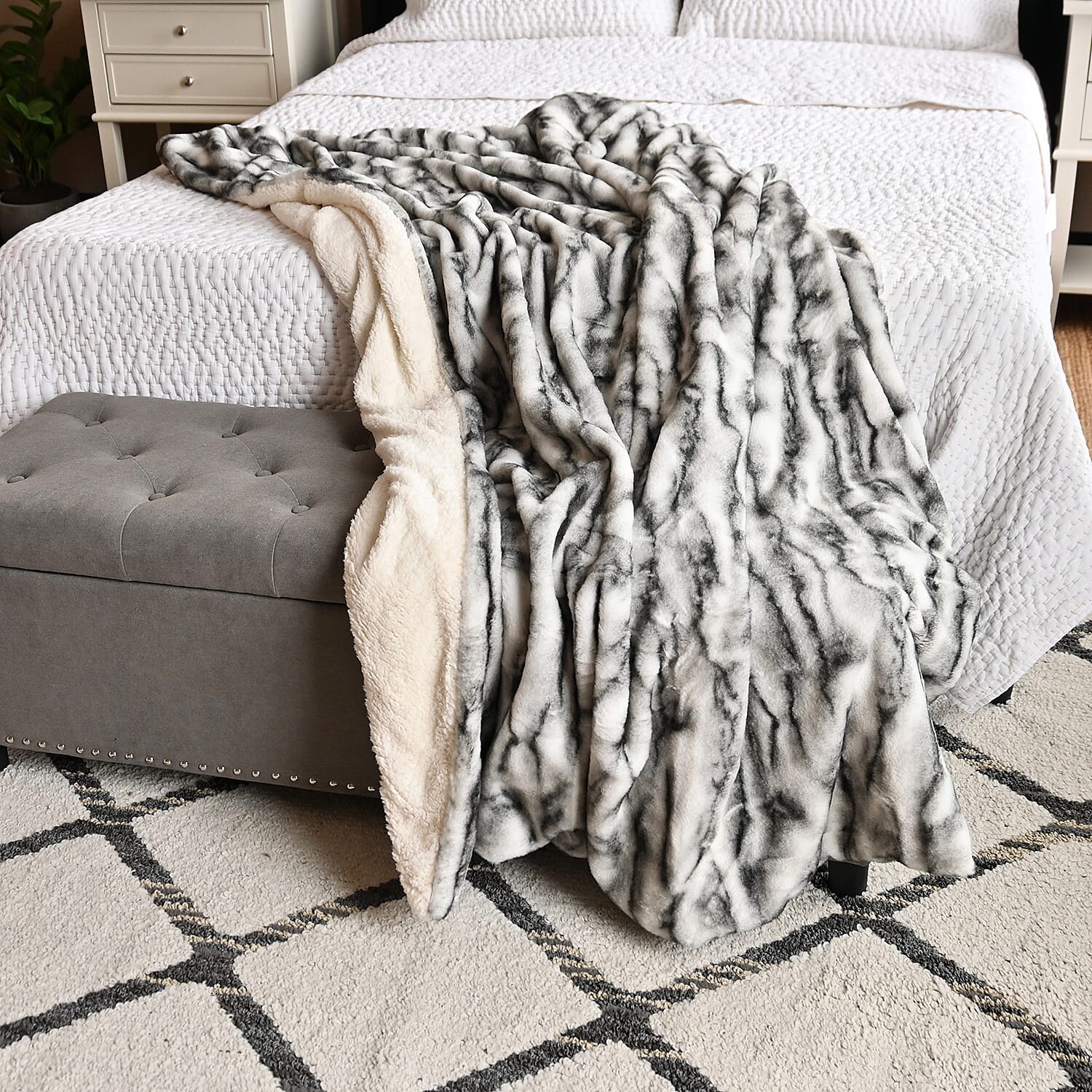 Homesmart Black and White Cozy Faux Fur Sherpa Blanket