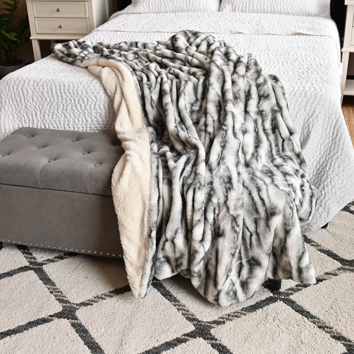 Homesmart Black and White Cozy Faux Fur Sherpa Blanket image number 0