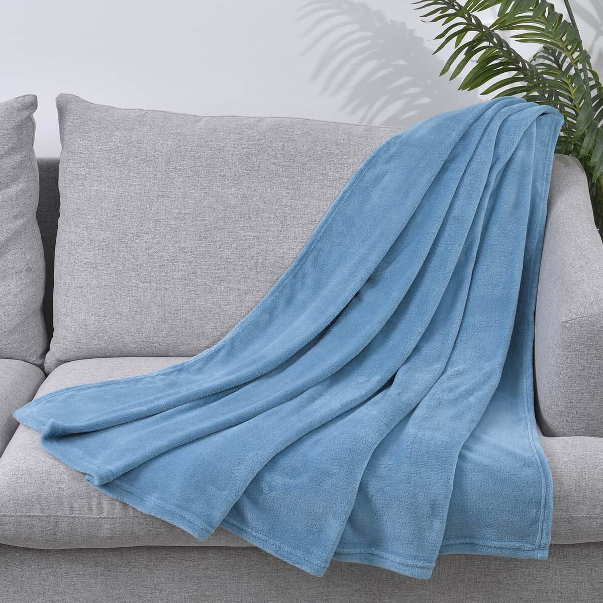 Homesmart Light Blue Solid Super Soft and Warm Coral Fleece Blanket image number 0