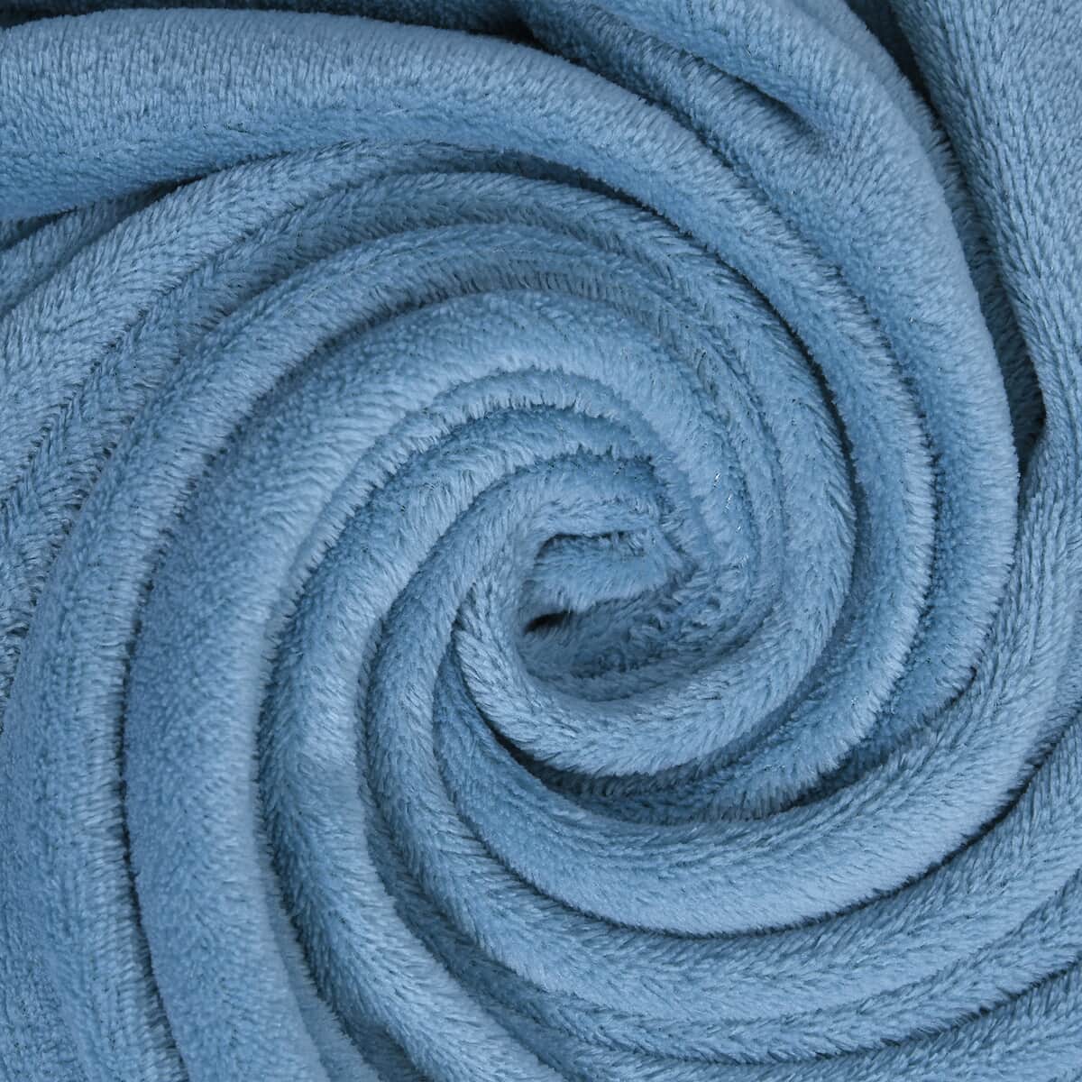 Homesmart Light Blue Solid Super Soft and Warm Coral Fleece Blanket image number 3