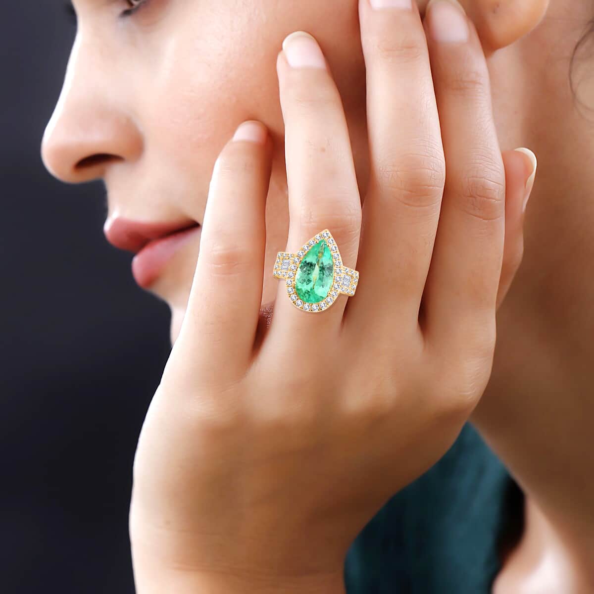 Iliana 18K Yellow Gold AAA Boyaca Colombian Emerald and G-H SI Diamond Halo Ring (Size 7.0) 10.50 Grams 6.40 ctw image number 2