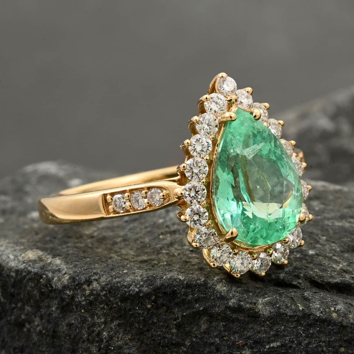 One Of A Kind Certified & Appraised Iliana 18K Yellow Gold AAA Boyaca Colombian Emerald and Diamond G-H SI Sunburst Ring (Size 7.0) 4 Grams 2.30 ctw image number 1