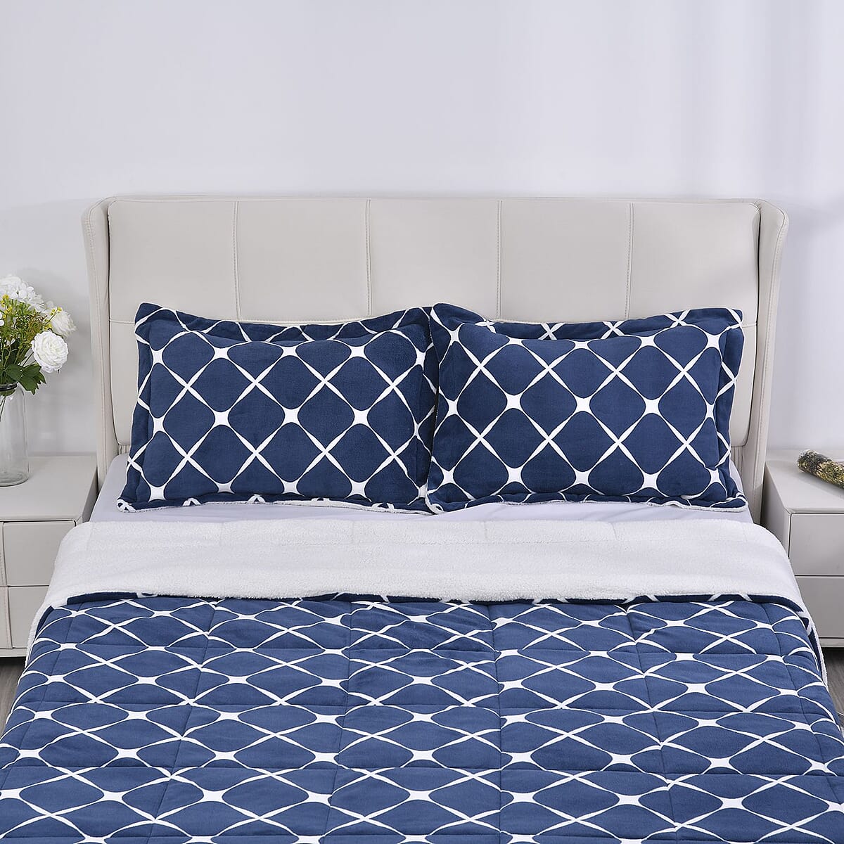 Homesmart Set of 3 Navy Fleece and Sherpa Comforter and Pillowcase image number 3