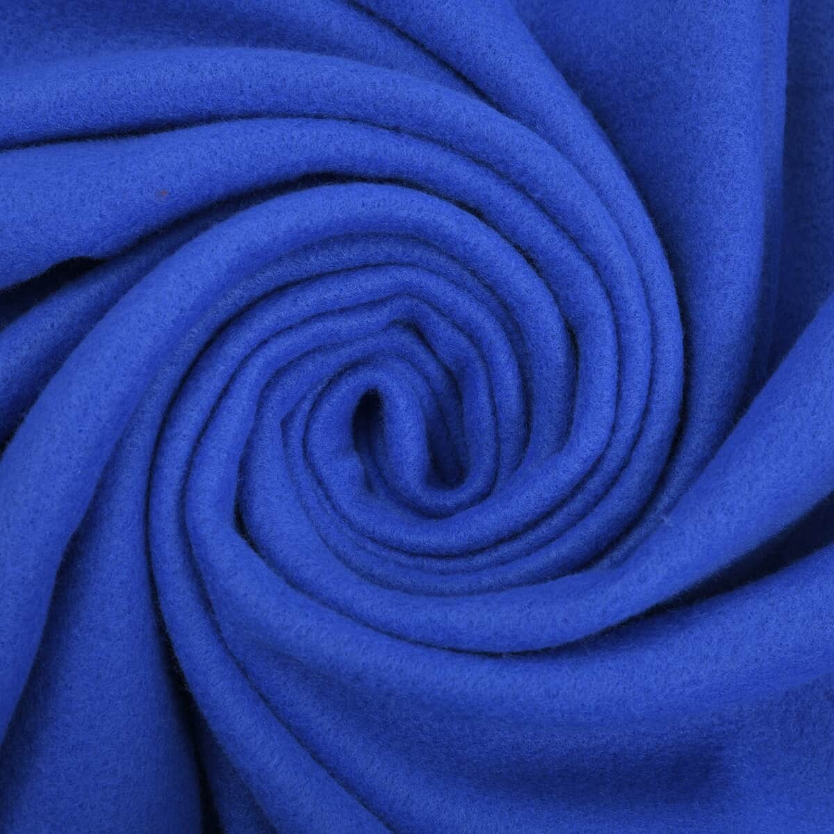 Homesmart 2 in 1 Blue Solid Fleece Travel Blanket with Folded Storage Pocket (Microfiber) image number 5