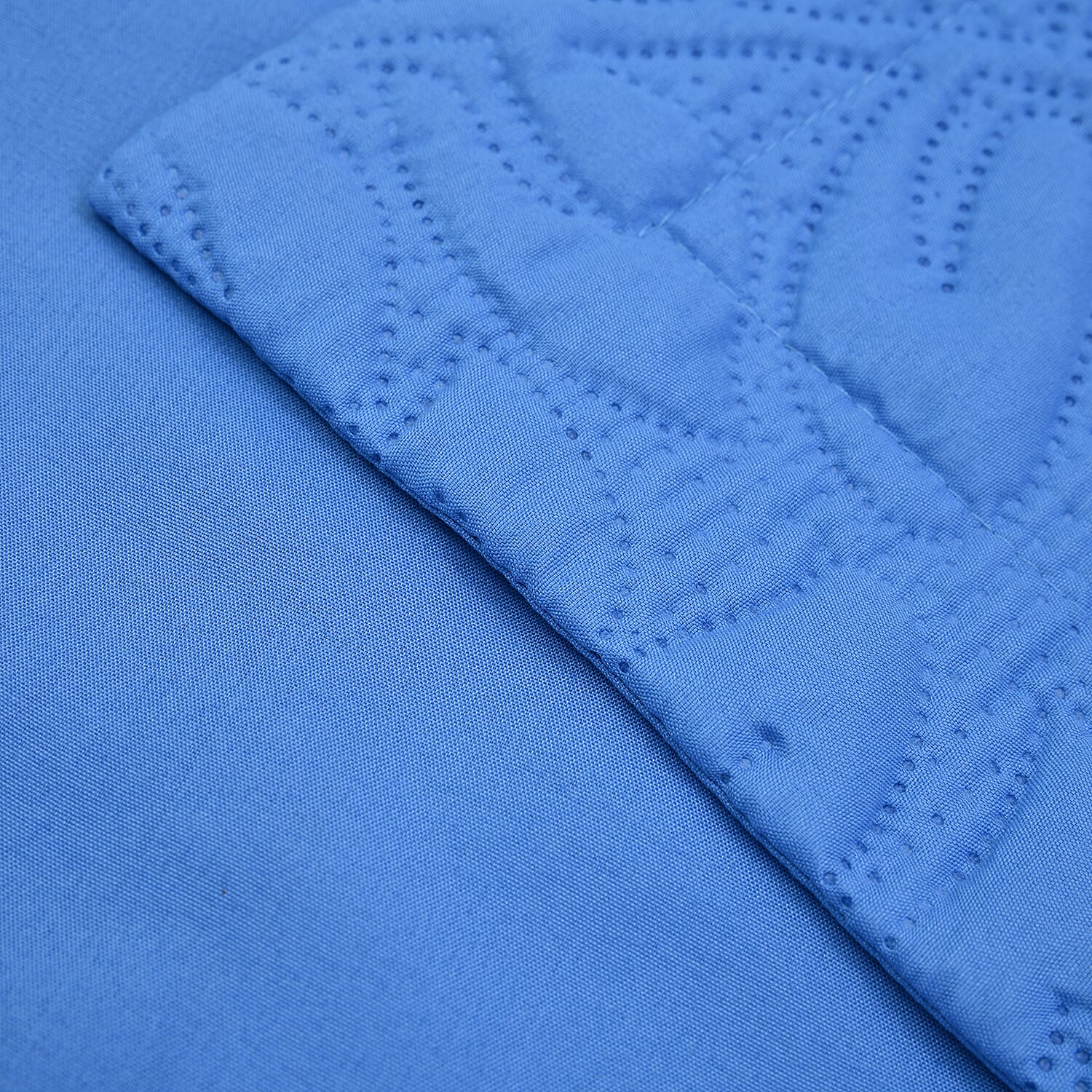 Homesmart Blue 3D Pinsonic Embossed Pattern Quilt with 2 Shams - Queen (Microfiber)