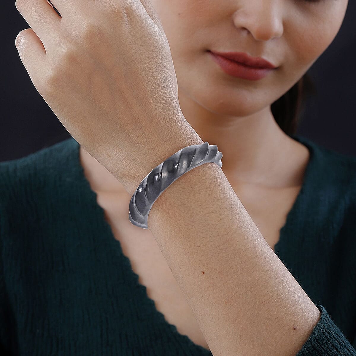 Shungite Carved Bold Twisted Bangle Bracelet (7.25 In) 250.00 ctw image number 2