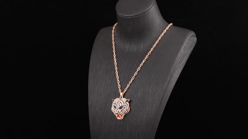 STRADA Green & White Austrian Crystal, Enameled Japanese Movement Tiger Head Pattern Stretch Watch in Stainless Steel and Tiger Head Pendant Necklace (24 Inches) in Rosetone
