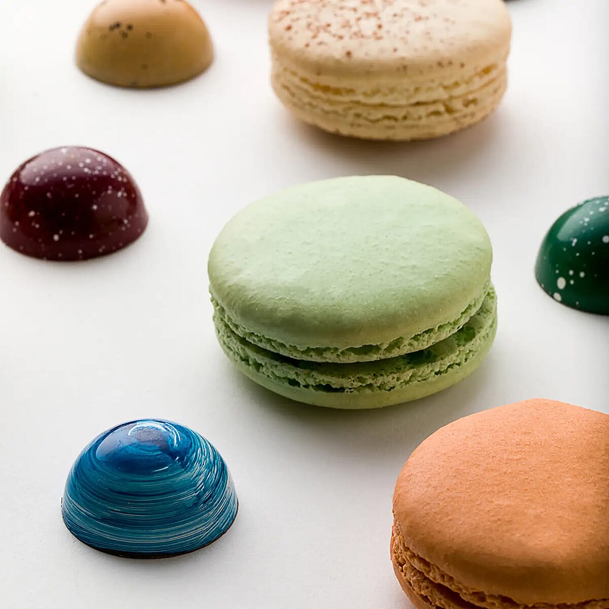 Holiday Gourmet Chocolate Bonbons and French Macarons Gift Set Large (Onbon 4 ea) (Macaron) image number 4