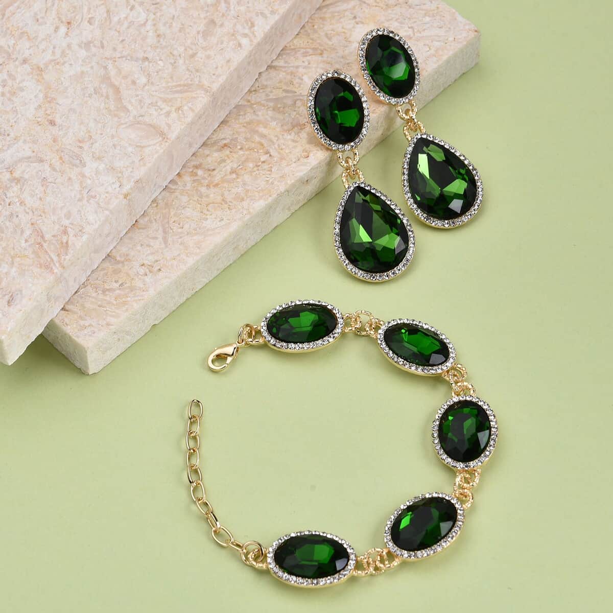 Simulated Diopside and Austrian Crystal Link Bracelet (7.0-9.0In) and Earrings in Goldtone image number 1