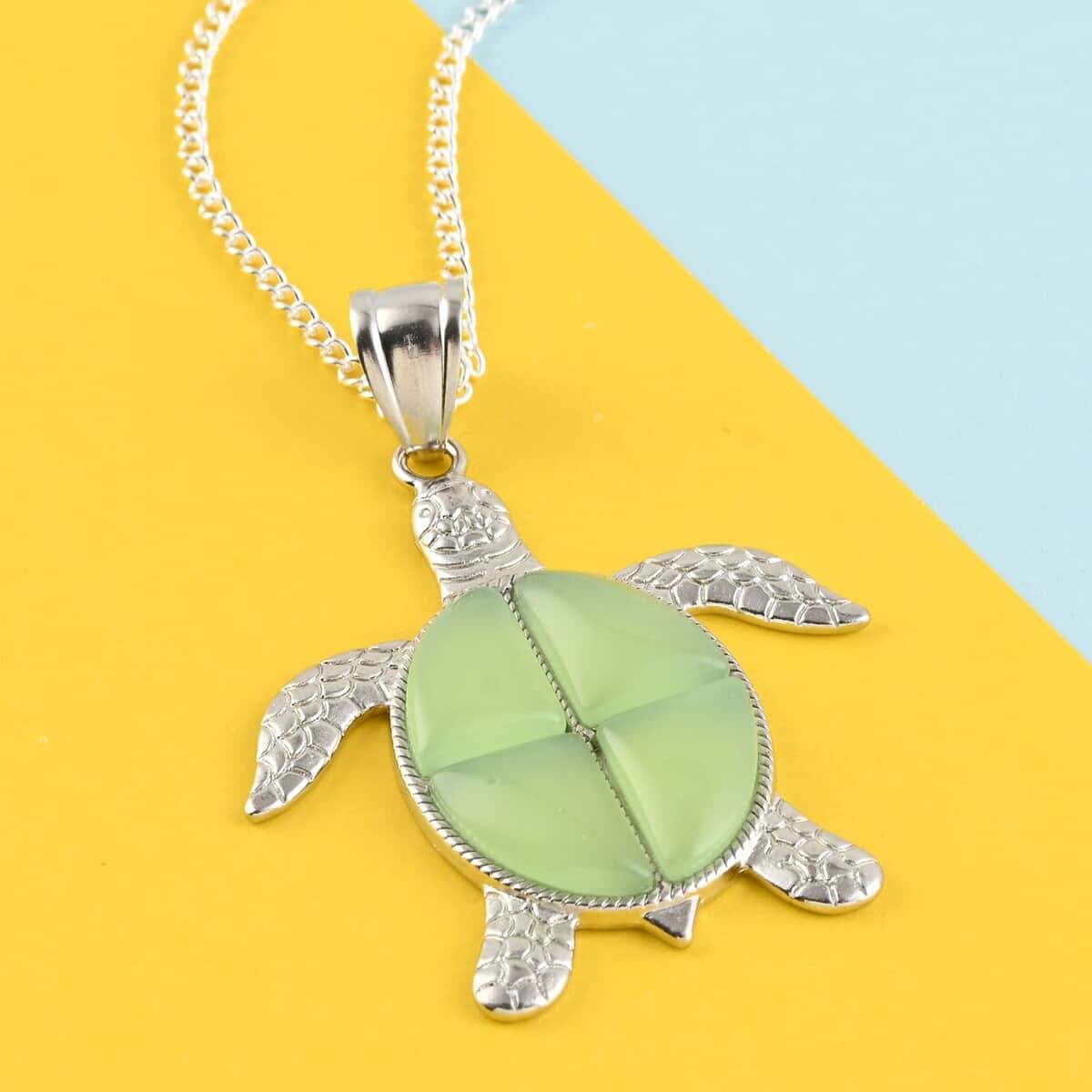 Green Quartz Turtle Pendant Necklace 18 Inches in Silvertone 10.35 ctw image number 1