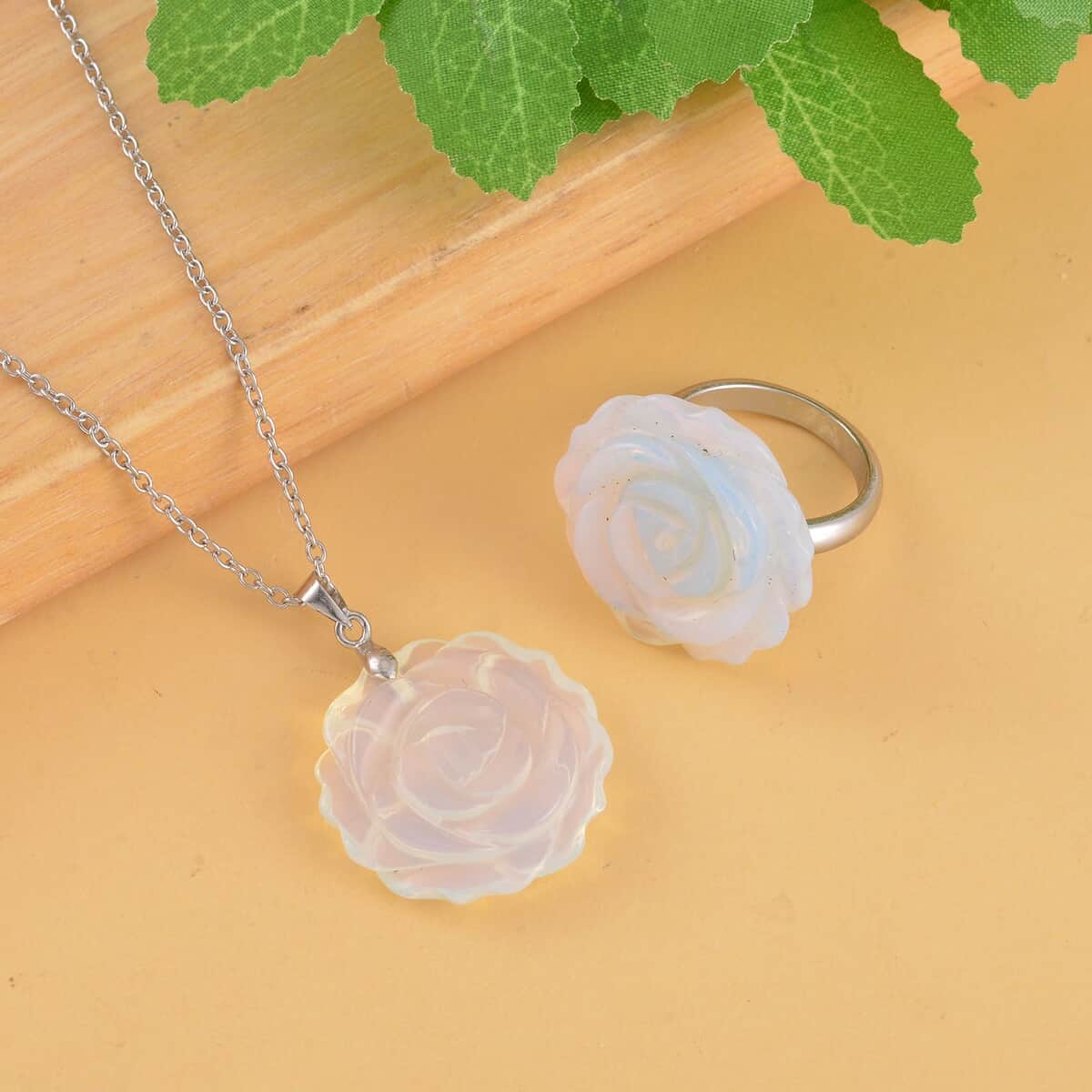 Carved Opalite Flower Ring (Size 6) and Necklace 20-22 Inches in Silvertone 6.00 ctw image number 1