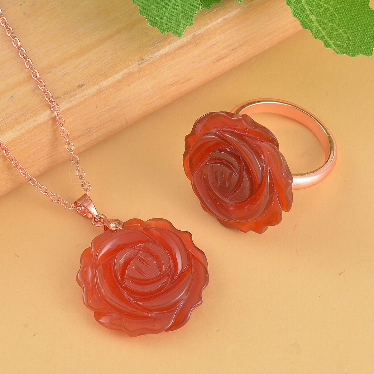 Carved Red Jasper Flower Ring (Size 10) and Necklace 20-22 Inches in Rosetone 6.00 ctw image number 1
