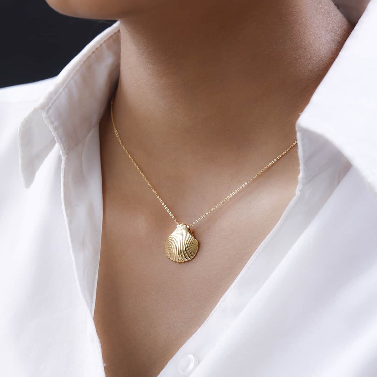 Vermeil Yellow Gold Over Sterling Silver Sea Shell Pendant Necklace 20 Inches 4.65 Grams image number 2