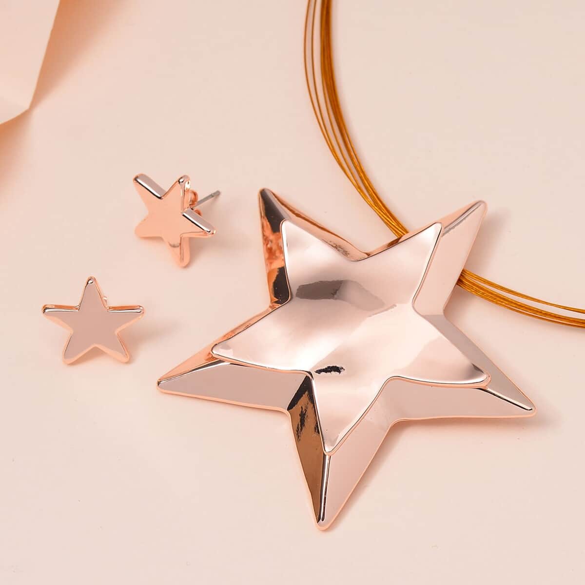 Set of Star Necklace 18-22 Inches and Earrings in Rosetone image number 1